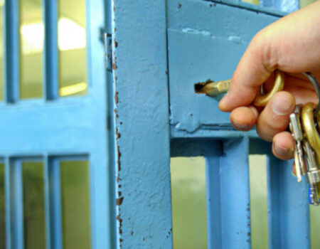 Dipendente dal gioco d’azzardo incarcerato per tentativo di importazione di cocaina